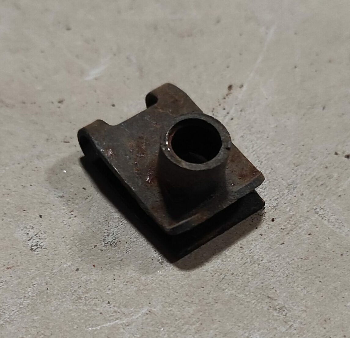 Agraphe filetée sur châssis diamètre M7