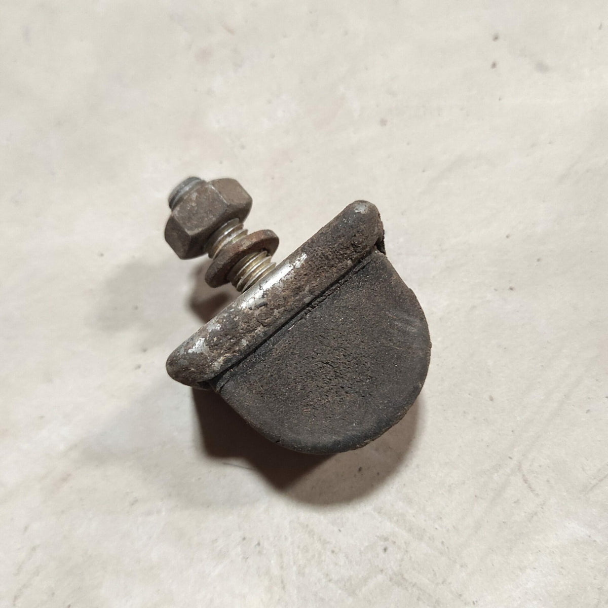 Butée sur châssis de bras avant
