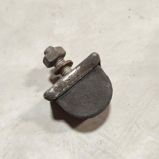 Butée sur châssis de bras avant