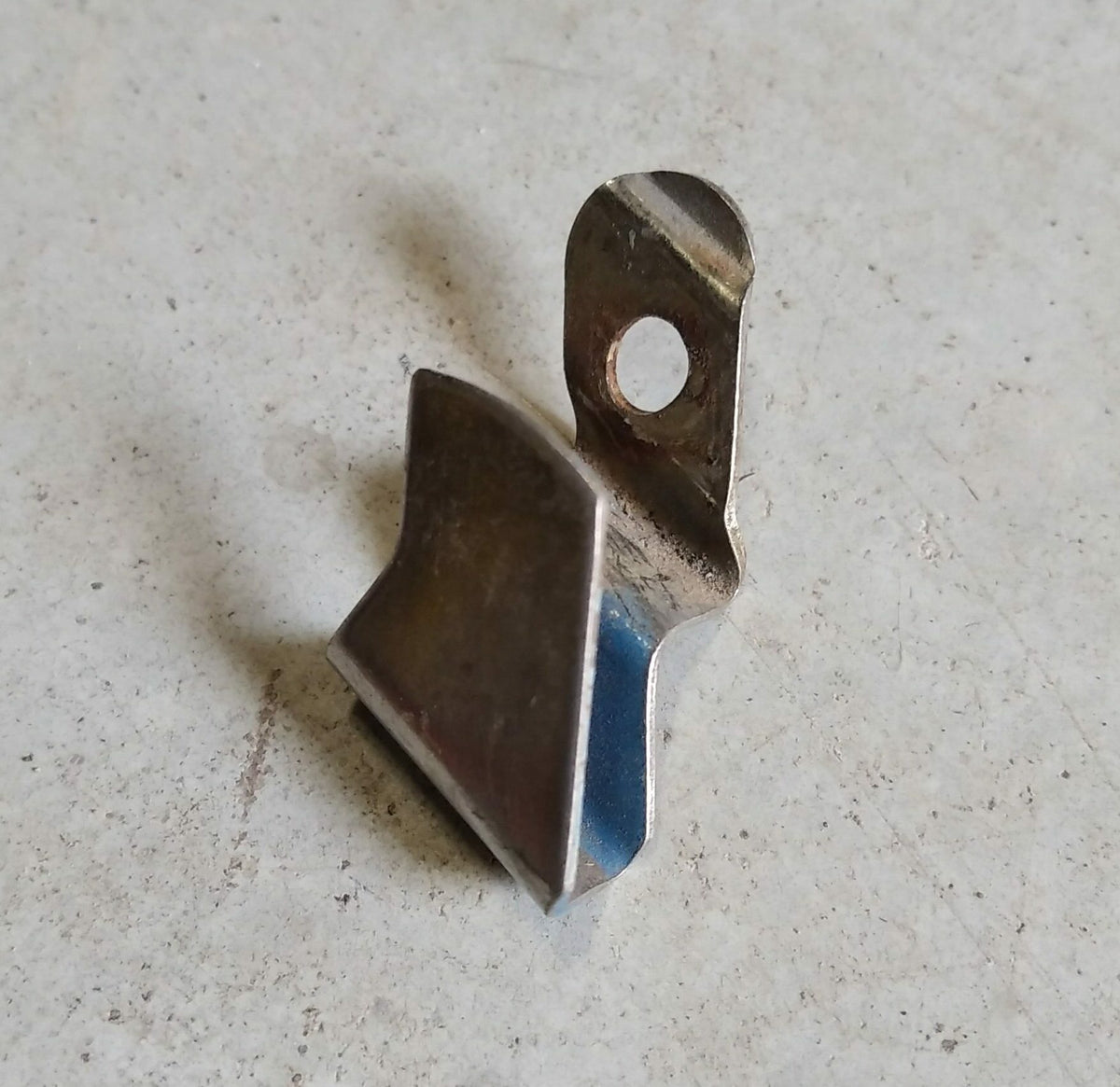Clips de fixation fenêtre avant 1