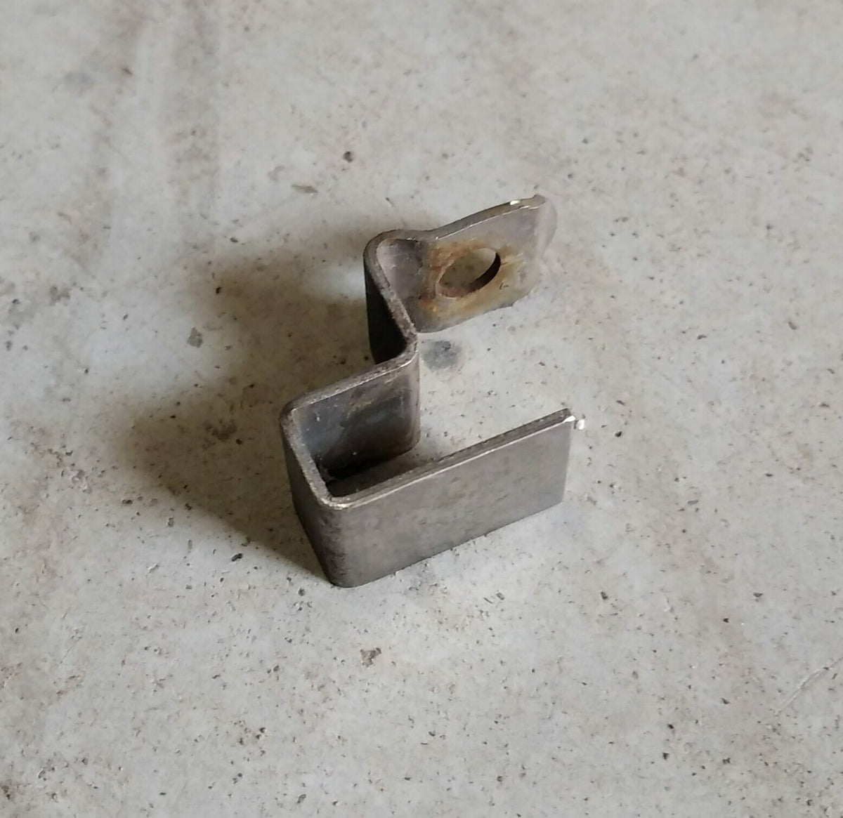 Clips de fixation fenêtre avant 2