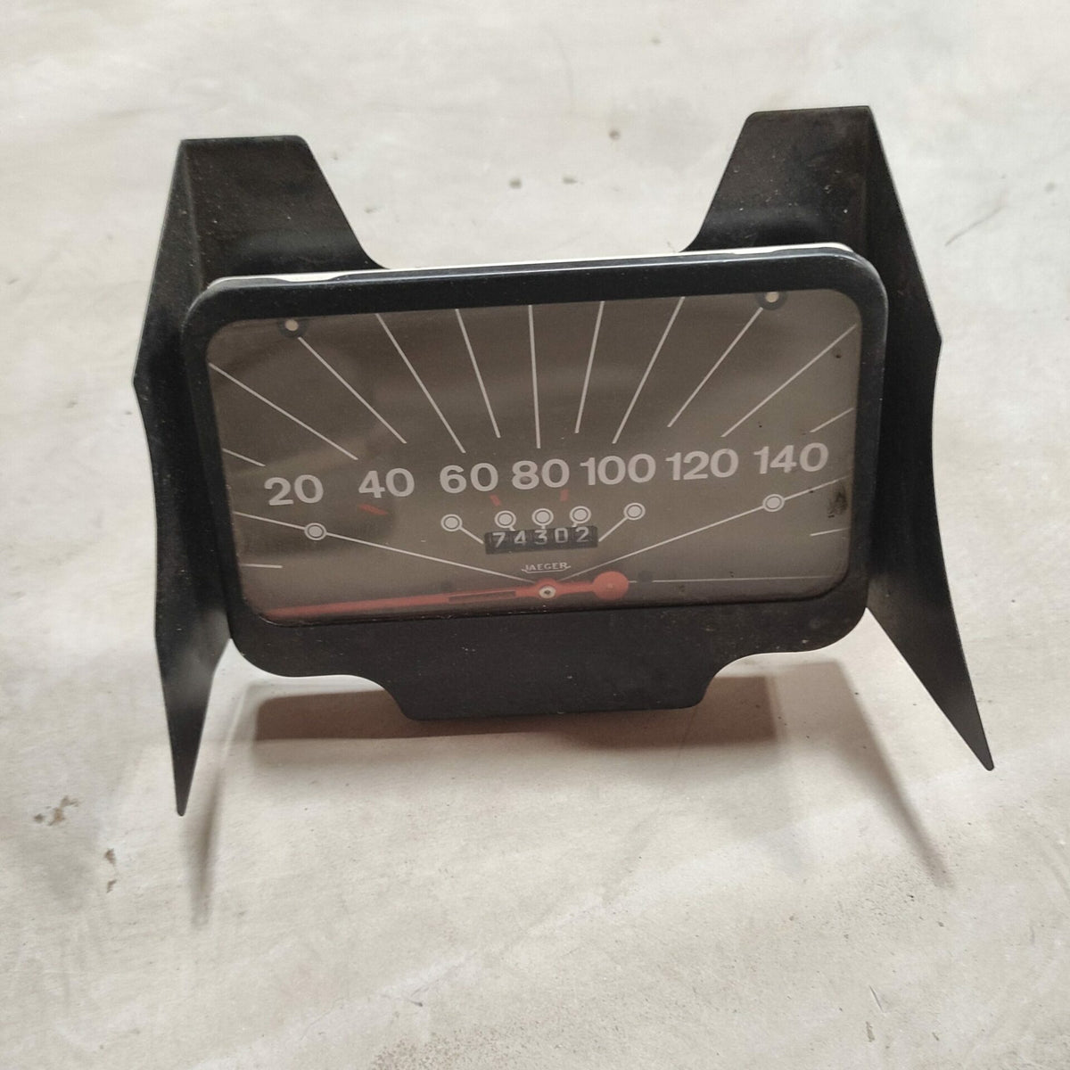 Compteur kilométrique fond marron