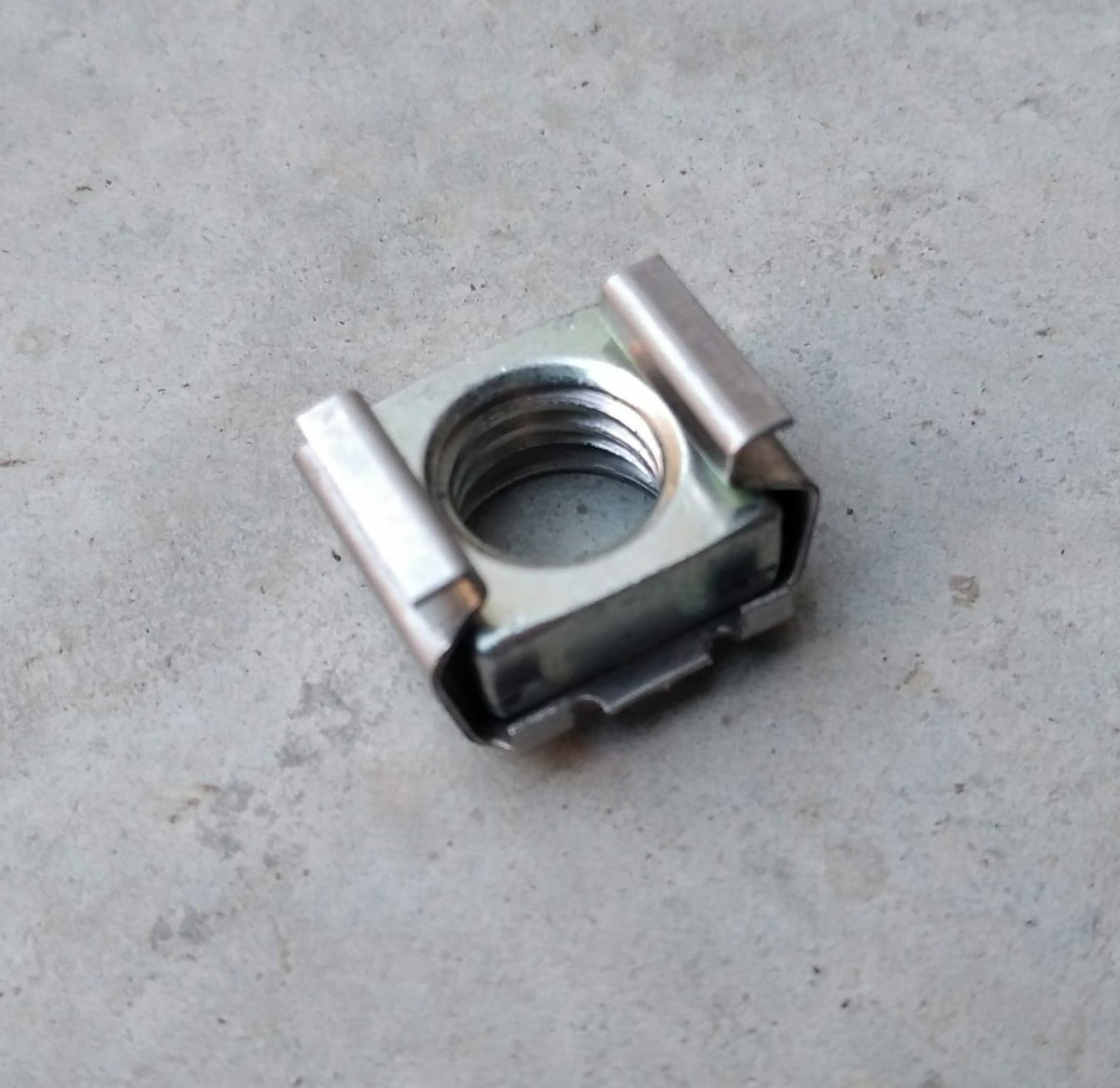 Ecrou cage fixation enjoliveur chromé sur roue neuf