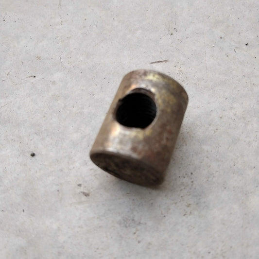 Entretoise filetée pour câble de frein à main modèle tambour