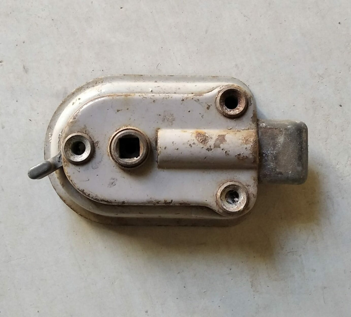 Gâche de serrure arrière avec verrouillage intérieur