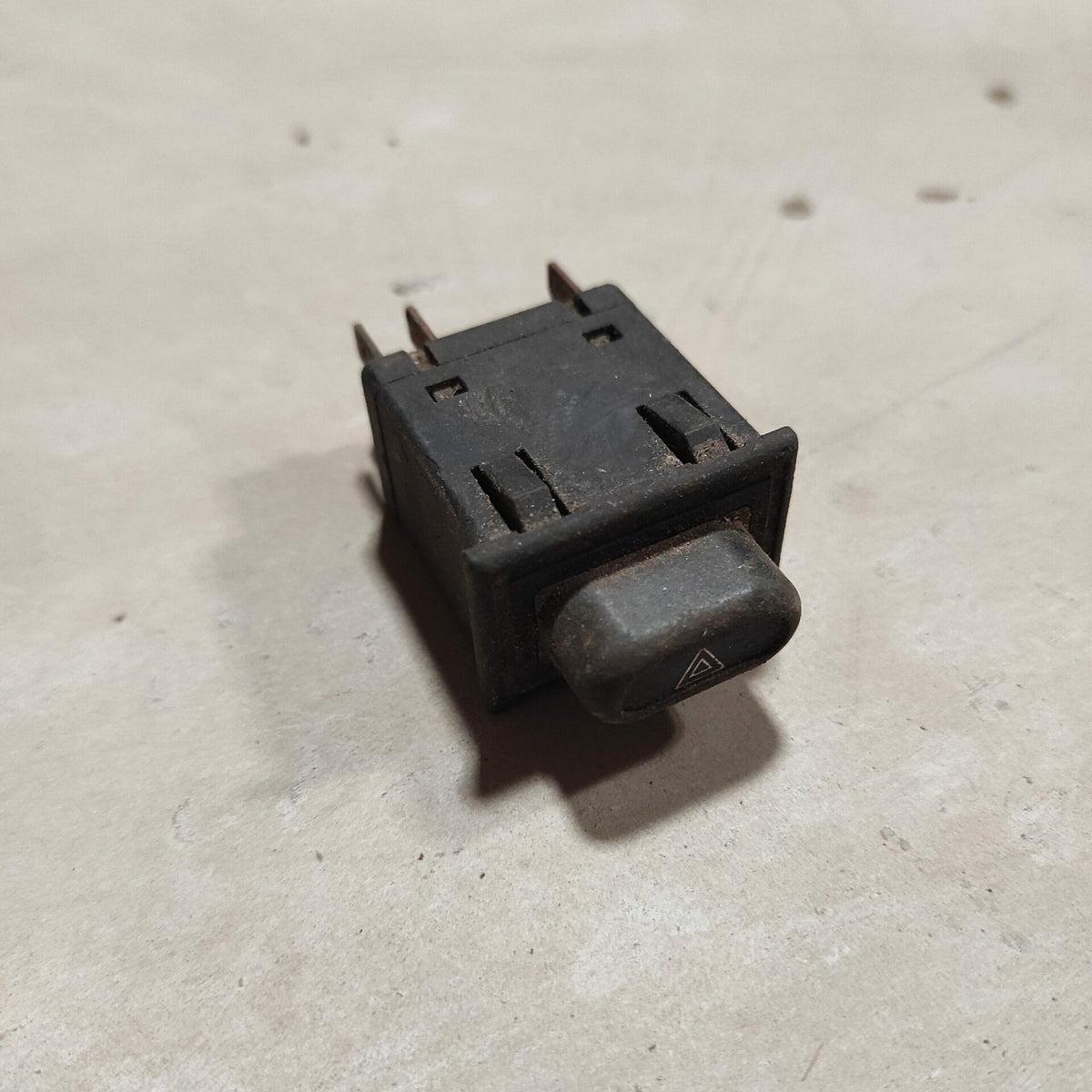 Interrupteur rectangulaire feux de détresse 7 fils