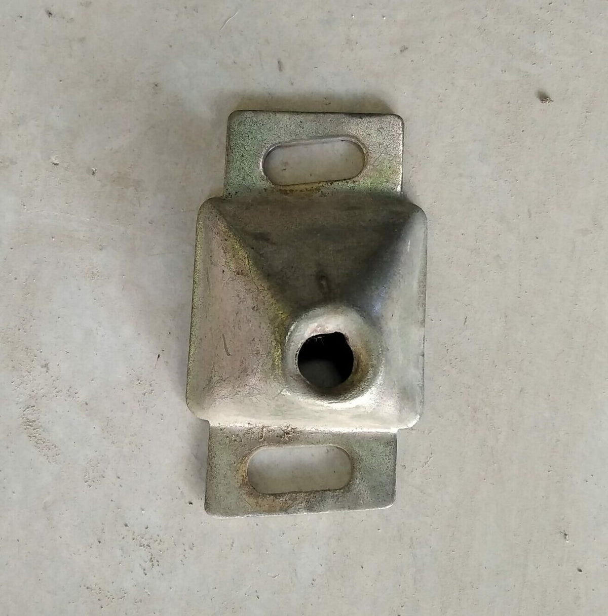Platine de verrouillage banquette arrière droite