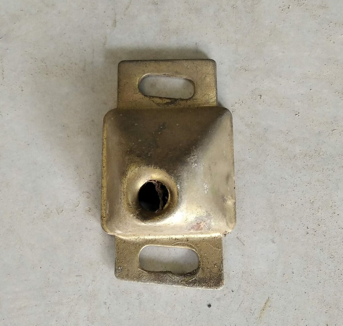 Platine de verrouillage banquette arrière gauche