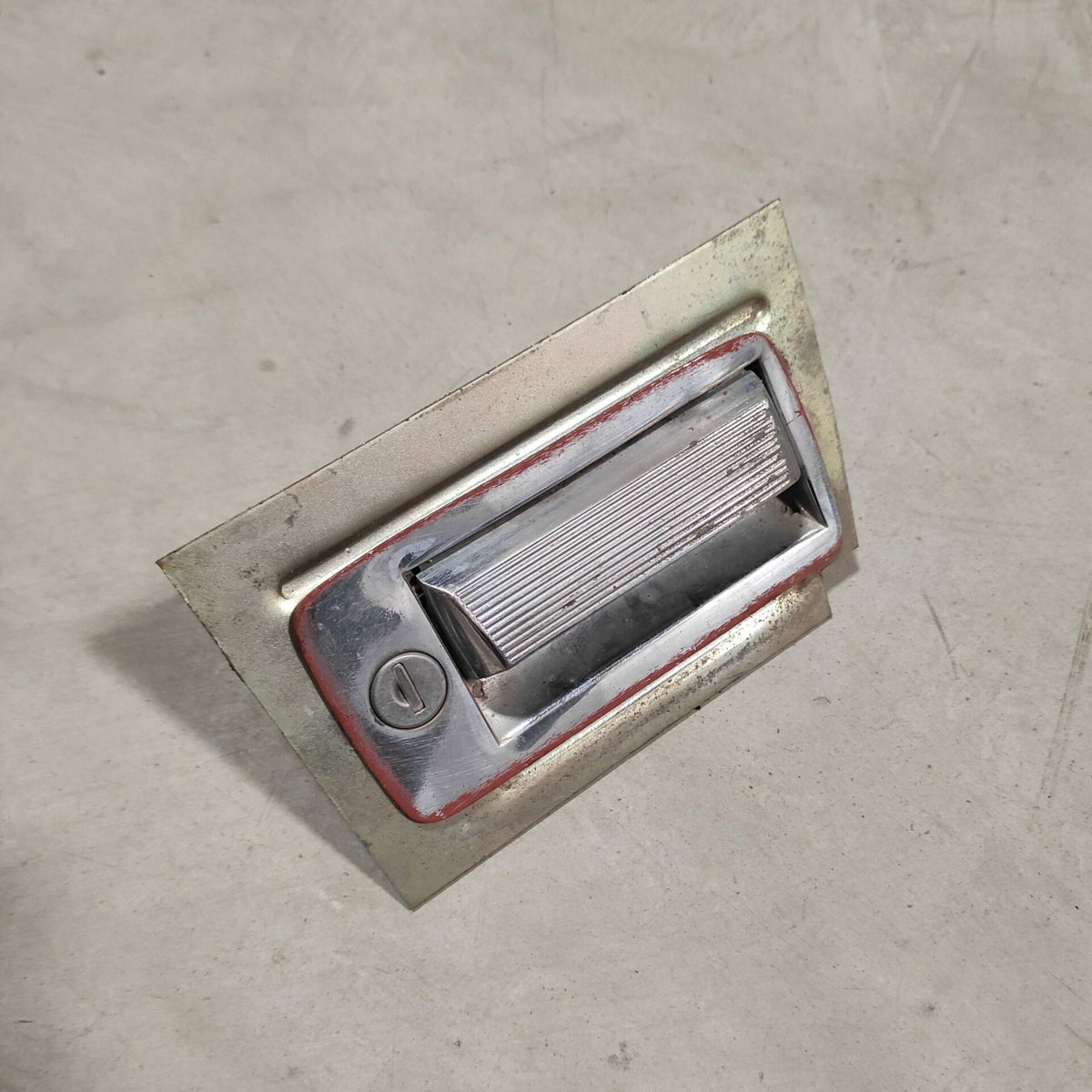 Poignée de porte avant gauche