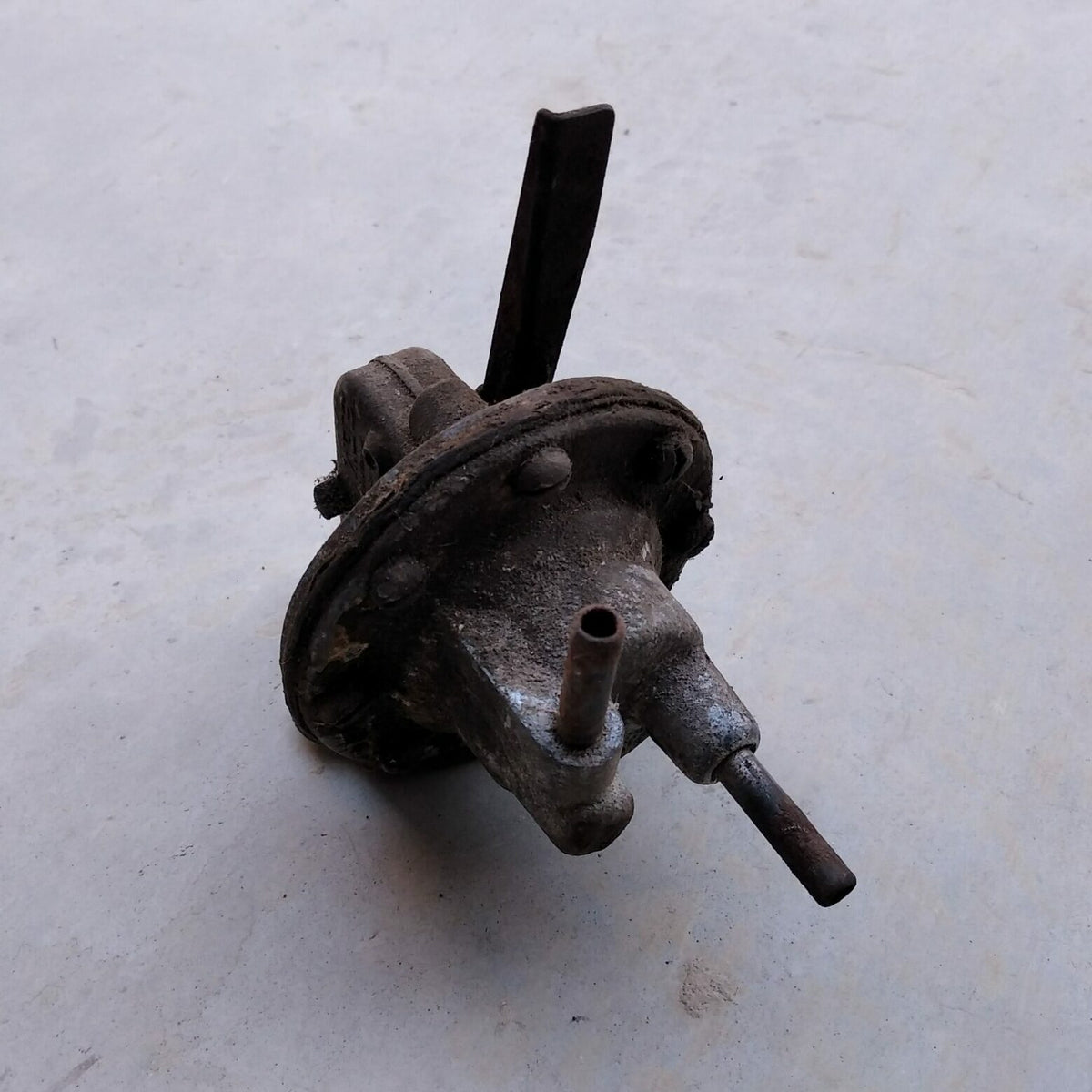 Pompe à essence ancien modèle 6V