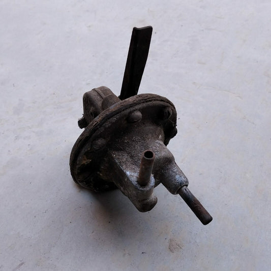 Pompe à essence ancien modèle 6V
