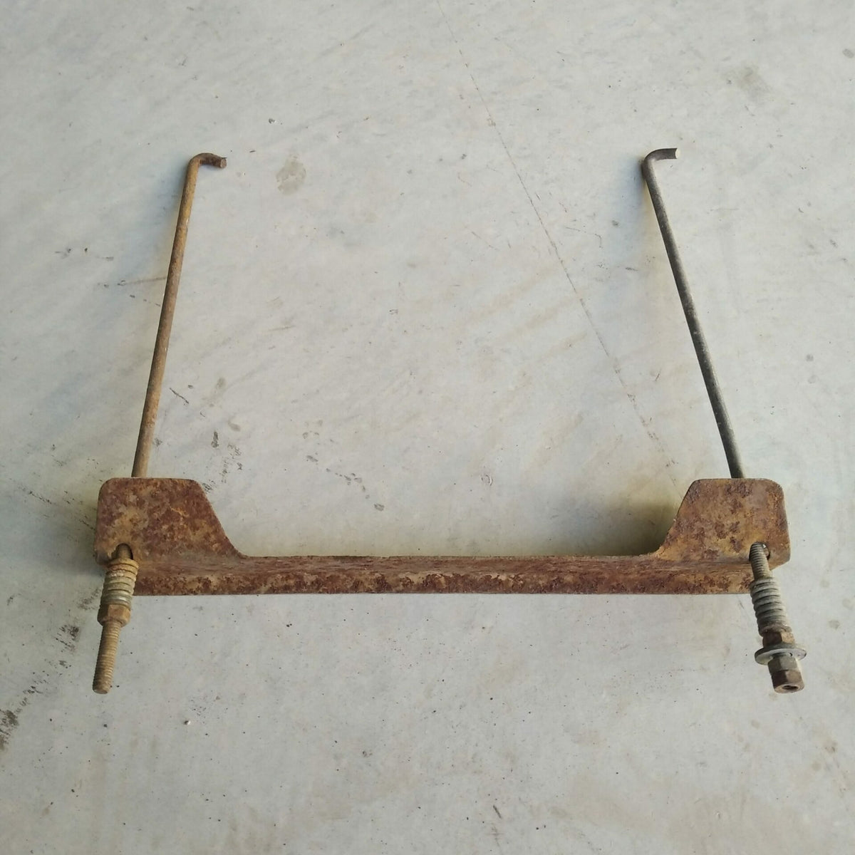 Système de fixation batterie au bac