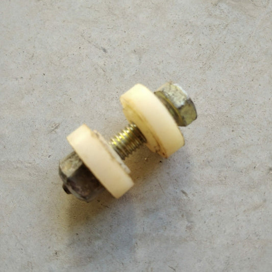 Vis et entretoise plastique levier de vitesse