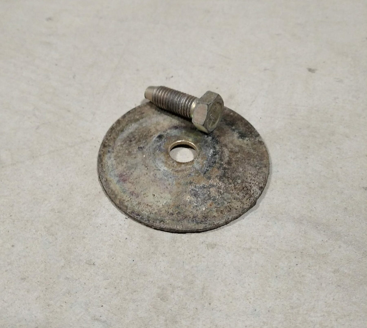 Vis sur caisse support de ceinture arrière