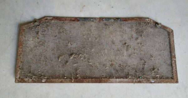 Grille derrière calandre capot avant