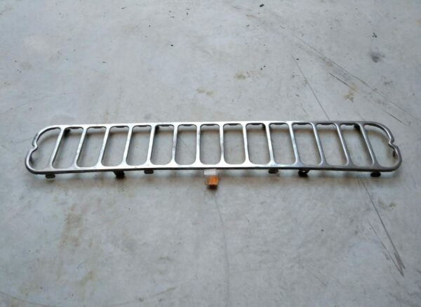 Grille de ventilation extérieure sur capot