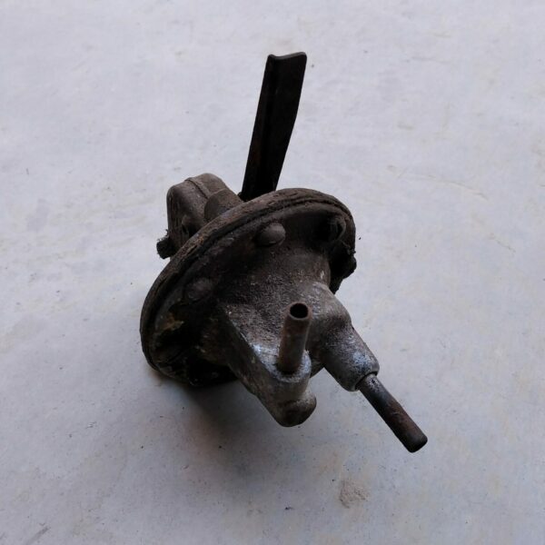 Pompe à essence ancien modèle 6V