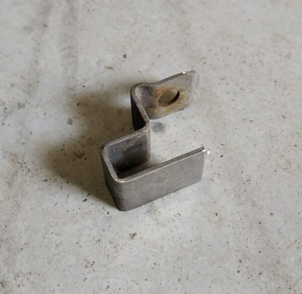 Clips de fixation fenêtre avant
